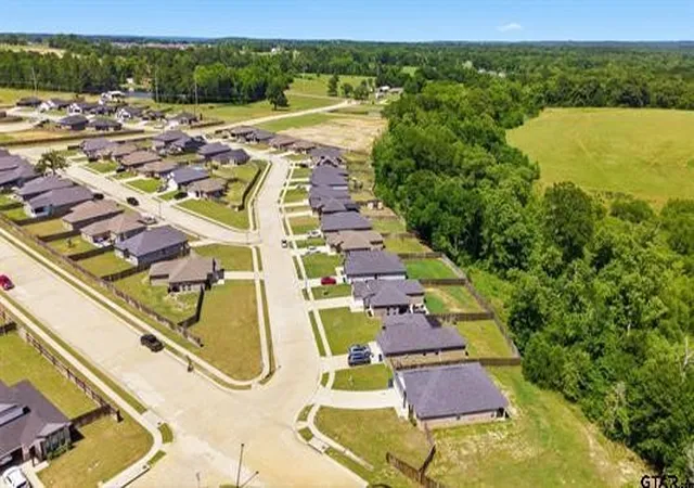 Photo 3 of Single family home for sale at 17018 Crossing Cir, Lindale, TX 75771 | MLS# 21298023 | Listing updated on 2026-09-25
