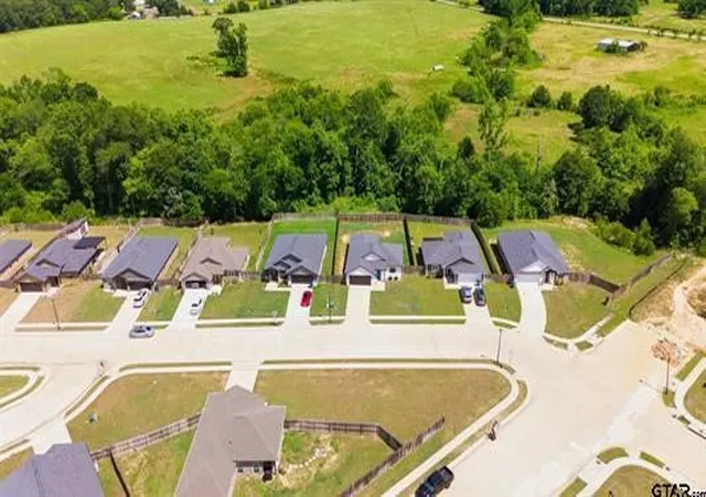 Photo 4 of Single family home for sale at 17018 Crossing Cir, Lindale, TX 75771 | MLS# 21298023 | Listing updated on 2026-09-25