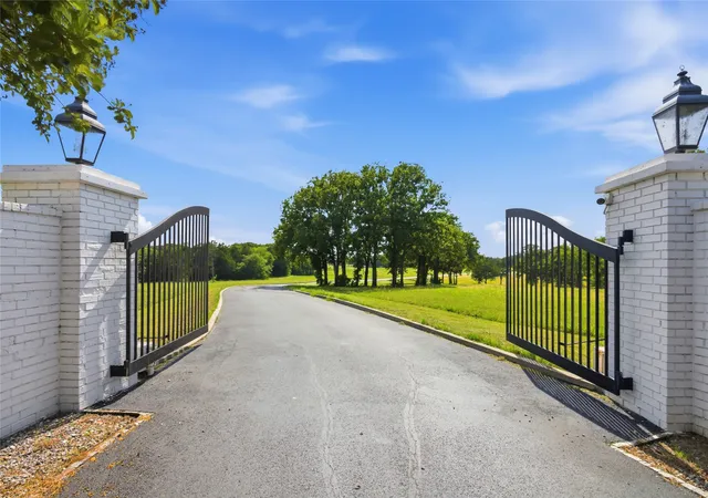 Homes for sale in Gordonville, TX | 1073 Gordonville Rd, Gordonville, TX 76245 | MLS# 21265896