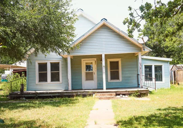 Homes for sale in Comanche, TX | 801 E Walcott Ave, Comanche, TX 76442 | MLS# 21297389