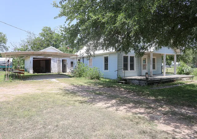 Homes for sale in Comanche, TX | 801 E Walcott Ave, Comanche, TX 76442 | MLS# 21297389