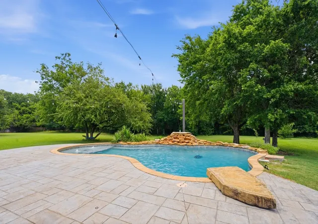 Photo 3 of Single family home for sale at 8 Freedom Ct, Waco, TX 76708 | MLS# 21298411 | Listing updated on 2026-10-05