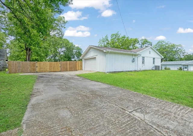 4th image of 408 N Gowdy St, Whitewright, TX 75491 | MLS# 21298400