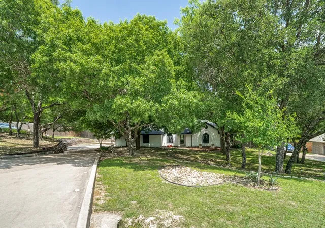 3rd image of 241 Southview Dr, Hudson Oaks, TX 76087 | MLS# 21233130