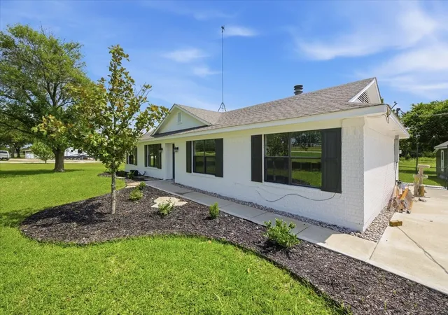 Photo 3 of Single family home for sale at 2207 Southwinds Dr, Lorena, TX 76655 | MLS# 21297900 | Listing updated on 2026-09-05