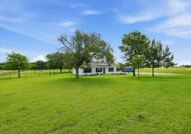 Photo 3 of Single family home for sale at 2207 Southwinds Dr, Lorena, TX 76655 | MLS# 21297900 | Listing updated on 2026-09-05
