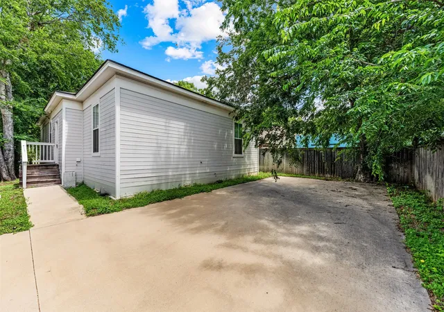 Photo 3 of Single family home for sale at 1012 Burnett Ave, Waco, TX 76706 | MLS# 21298504 | Listing updated on 2026-07-21