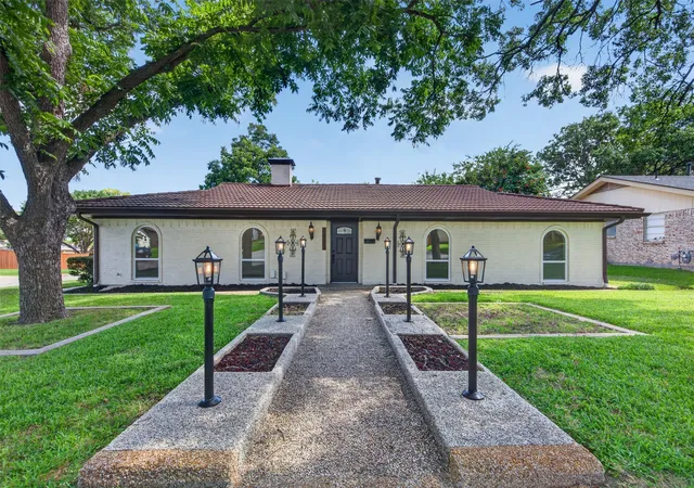 Photo 1 of Sale Pending at 3401 Glenmont Dr, Fort Worth, TX 76133 | MLS# 21288687 | Listing updated on 2026-08-27