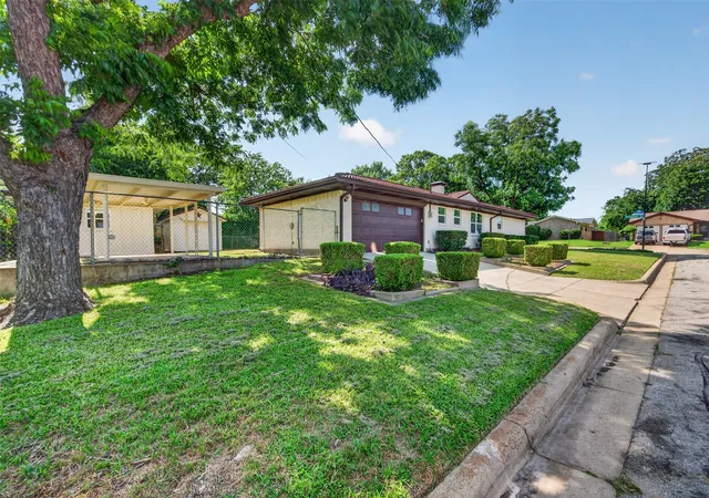 Photo 2 of Sale Pending at 3401 Glenmont Dr, Fort Worth, TX 76133 | MLS# 21288687 | Listing updated on 2026-08-27