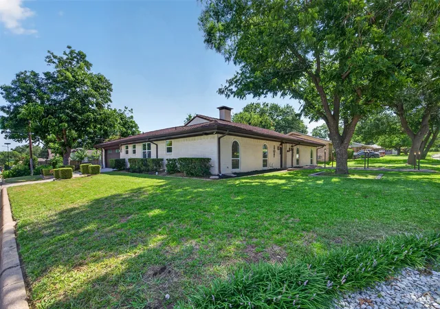 Photo 3 of Sale Pending at 3401 Glenmont Dr, Fort Worth, TX 76133 | MLS# 21288687 | Listing updated on 2026-08-27