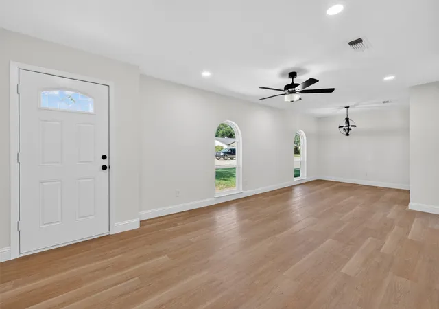 Photo 3 of Sale Pending at 3401 Glenmont Dr, Fort Worth, TX 76133 | MLS# 21288687 | Listing updated on 2026-08-27