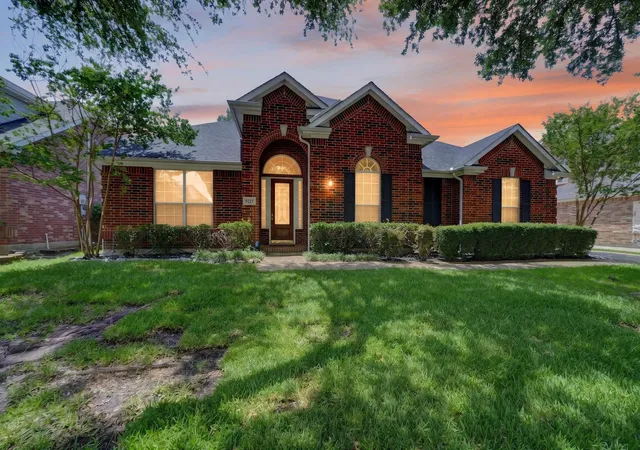 Photo 2 of Sale Pending at 9217 Royal Burgess Dr, Rowlett, TX 75089 | MLS# 21298774 | Listing updated on 2026-08-26