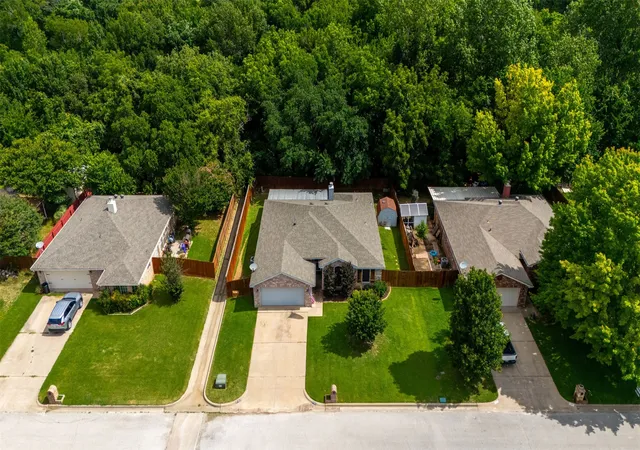 Photo 3 of Single family home for sale at 213 King Arthur Dr, Weatherford, TX 76086 | MLS# 21297129 | Listing updated on 2026-10-06