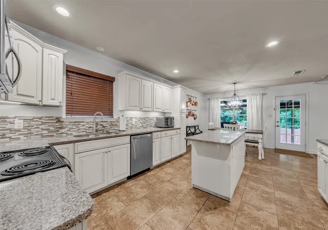 Photo 2 of Single family home for sale at 213 King Arthur Dr, Weatherford, TX 76086 | MLS# 21297129 | Listing updated on 2026-08-04