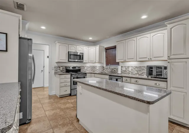 Photo 3 of Single family home for sale at 213 King Arthur Dr, Weatherford, TX 76086 | MLS# 21297129 | Listing updated on 2026-08-04