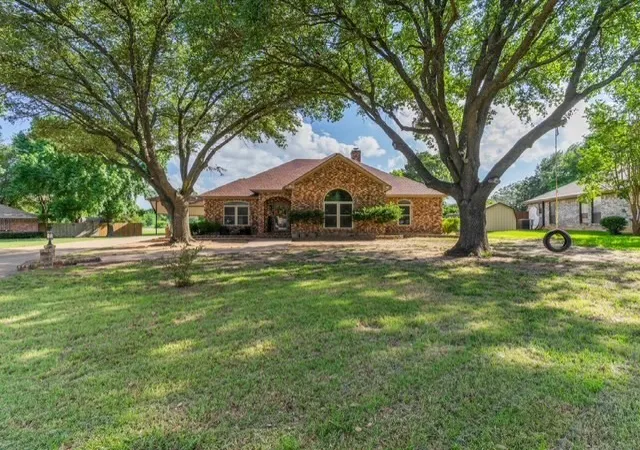 Photo 2 of Single family home for sale at 102 Kings Pl, Joshua, TX 76058 | MLS# 21297349 | Listing updated on 2026-08-25