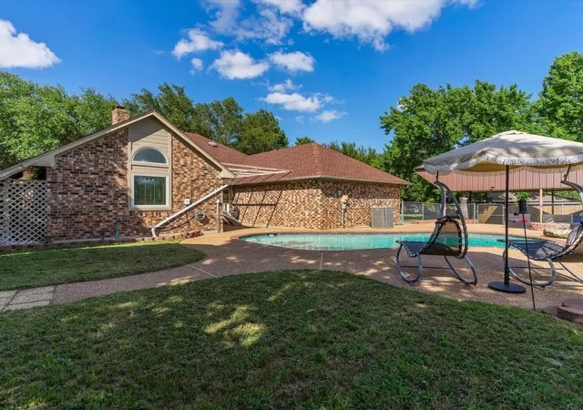 Photo 3 of Single family home for sale at 102 Kings Pl, Joshua, TX 76058 | MLS# 21297349 | Listing updated on 2026-08-25