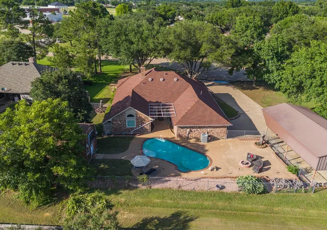 Photo 4 of Single family home for sale at 102 Kings Pl, Joshua, TX 76058 | MLS# 21297349 | Listing updated on 2026-08-25