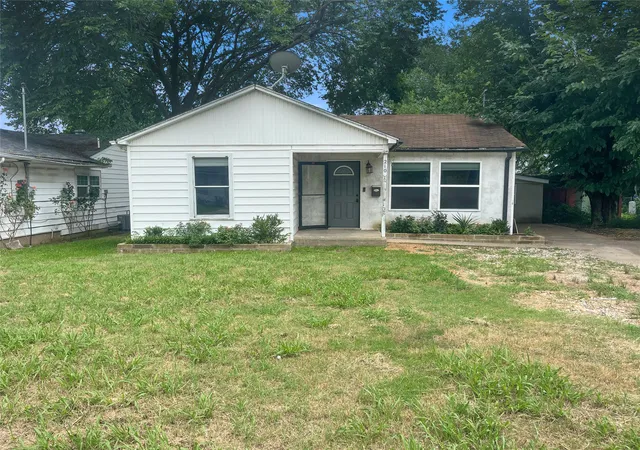 Photo 1 of Single family home for sale at 210 W Dexter St, Sherman, TX 75092 | MLS# 21298799 | Listing updated on 2026-08-25