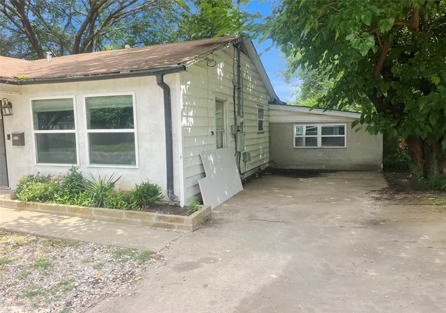 Photo 2 of Single family home for sale at 210 W Dexter St, Sherman, TX 75092 | MLS# 21298799 | Listing updated on 2026-08-25