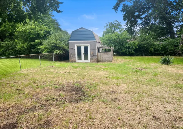 Photo 3 of Single family home for sale at 210 W Dexter St, Sherman, TX 75092 | MLS# 21298799 | Listing updated on 2026-08-25