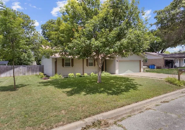 Homes for sale in Clifton, TX | 806 S Avenue O, Clifton, TX 76634 | MLS# 21298897