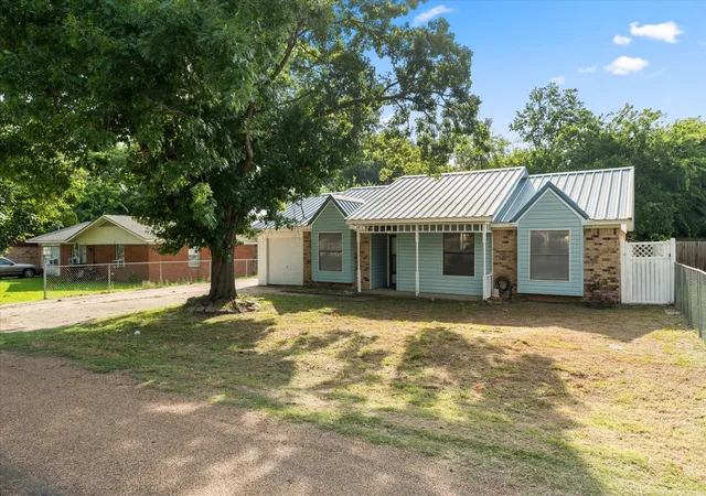 Homes for sale in Mabank, TX | 119 Mcanally Dr, Mabank, TX 75147 | MLS# 21299086