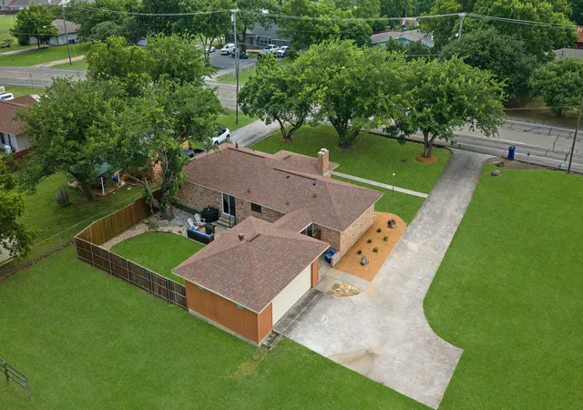 Photo 2 of Single family home for sale at 1289 S Waco St, Van Alstyne, TX 75495 | MLS# 21299106 | Listing updated on 2026-08-29