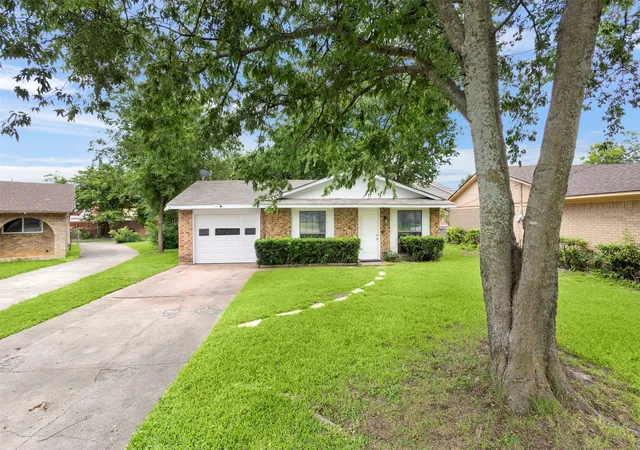 Photo 1 of Single family home for sale at 111 Alamo St, Waxahachie, TX 75165 | MLS# 21299378 | Listing updated on 2026-08-18