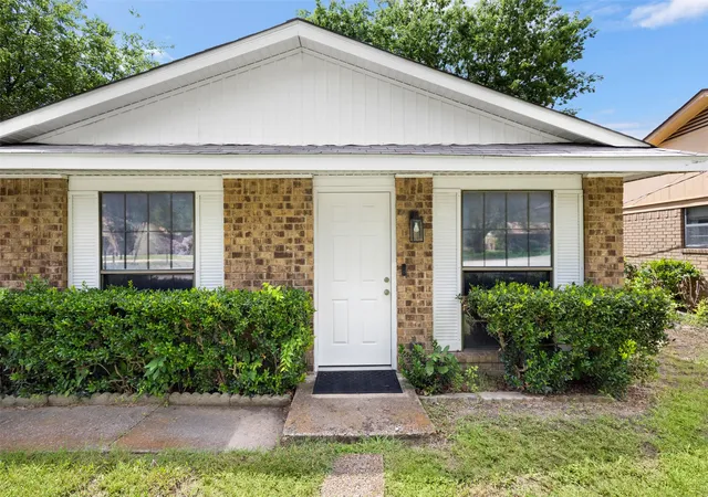 Photo 2 of Single family home for sale at 111 Alamo St, Waxahachie, TX 75165 | MLS# 21299378 | Listing updated on 2026-08-18