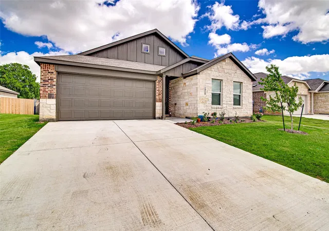 Photo 2 of Single family home for sale at 1300 Little Flock Dr, Fort Worth, TX 76036 | MLS# 21297216 | Listing updated on 2026-08-21