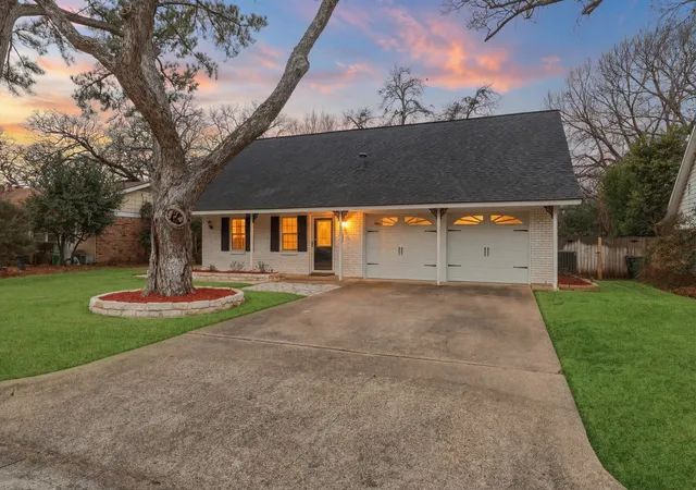 Photo 1 of Sale Pending at 806 Waggoner Dr, Arlington, TX 76013 | MLS# 21296871 | Listing updated on 2026-07-27