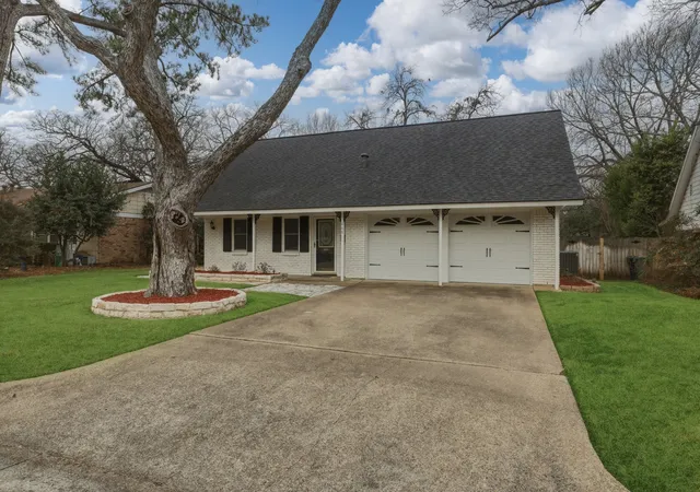 Photo 2 of Sale Pending at 806 Waggoner Dr, Arlington, TX 76013 | MLS# 21296871 | Listing updated on 2026-07-27