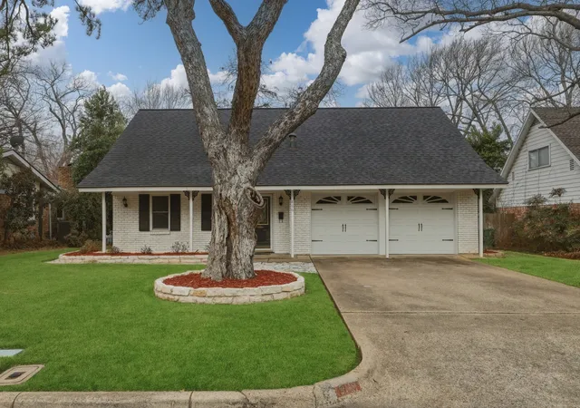Photo 3 of Sale Pending at 806 Waggoner Dr, Arlington, TX 76013 | MLS# 21296871 | Listing updated on 2026-07-27