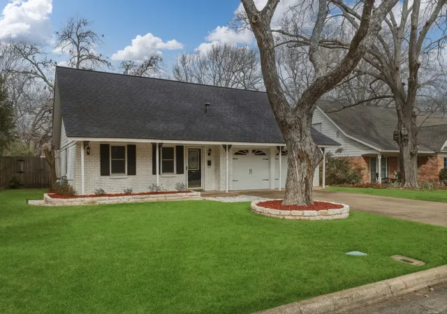 Photo 3 of Sale Pending at 806 Waggoner Dr, Arlington, TX 76013 | MLS# 21296871 | Listing updated on 2026-07-27