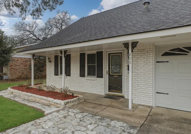 Photo 4 of Sale Pending at 806 Waggoner Dr, Arlington, TX 76013 | MLS# 21296871 | Listing updated on 2026-07-27