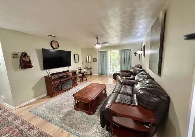 Photo 3 of Single family home for sale at 1335 Crestview Dr, Denison, TX 75020 | MLS# 21299386 | Listing updated on 2026-09-23