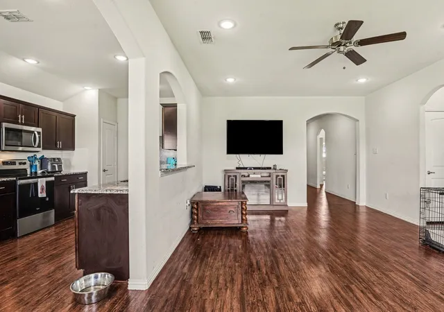 Photo 3 of Single family home for sale at 132 Willowbend Loop, Mabank, TX 75147 | MLS# 21298316 | Listing updated on 2026-07-22