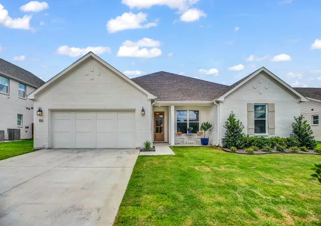 Photo 1 of Single family home for sale at 105 W Furlong, Willow Park, TX 76087 | MLS# 21297517 | Listing updated on 2026-08-22