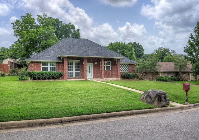 Photo 2 of Single family home for sale at 900 River Oaks Dr, Greenville, TX 75402 | MLS# 21297156 | Listing updated on 2026-10-02