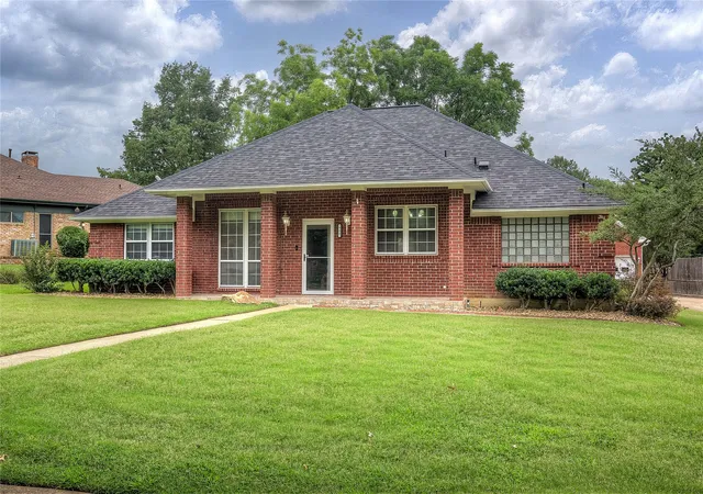Photo 3 of Single family home for sale at 900 River Oaks Dr, Greenville, TX 75402 | MLS# 21297156 | Listing updated on 2026-10-02