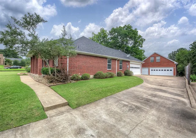 Photo 3 of Single family home for sale at 900 River Oaks Dr, Greenville, TX 75402 | MLS# 21297156 | Listing updated on 2026-10-02