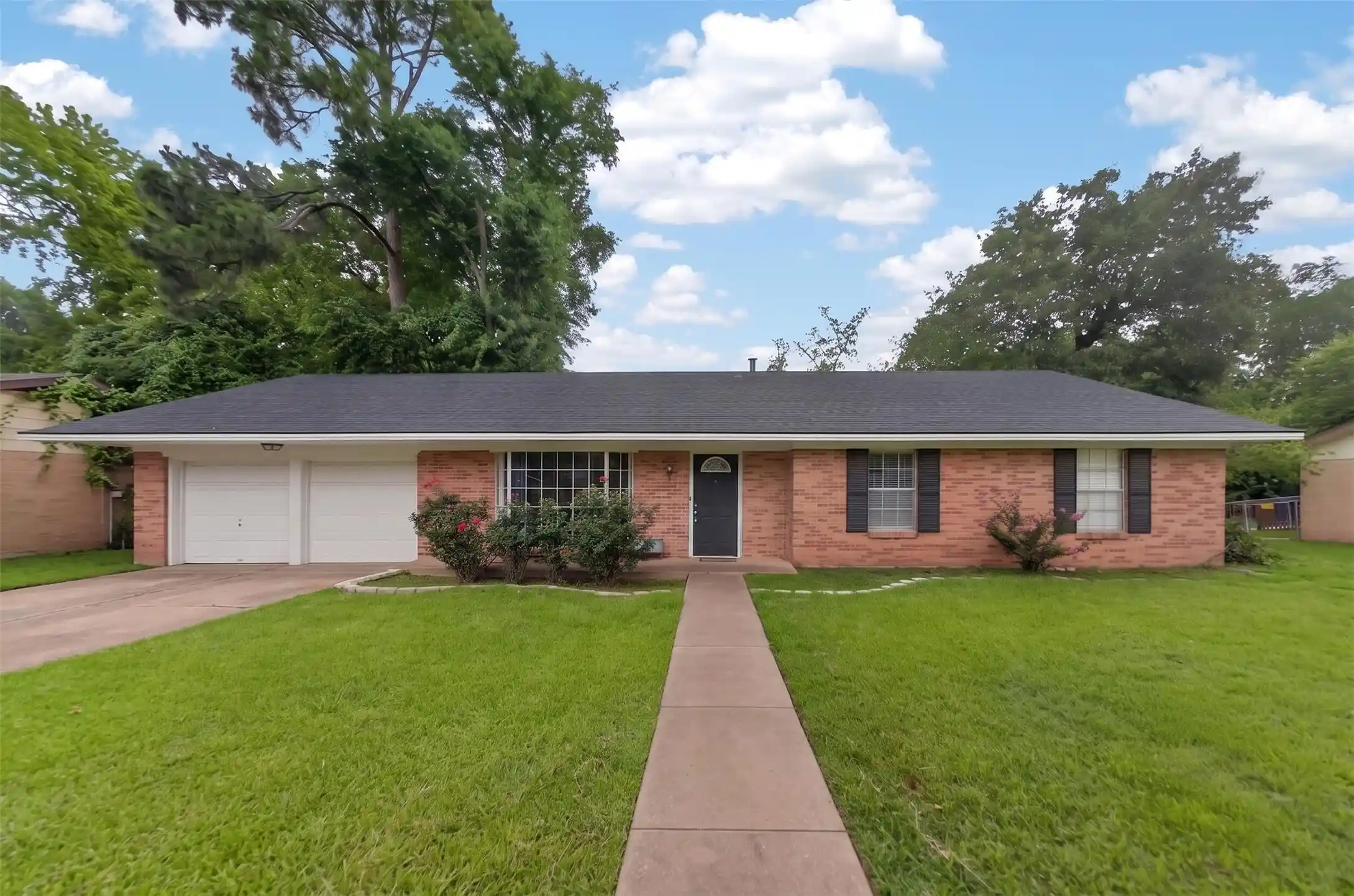 Photo 1 of Single family home for sale at 813 E Clinton Ave, Athens, TX 75751 | MLS# 21299593 | Listing updated on 2026-06-12