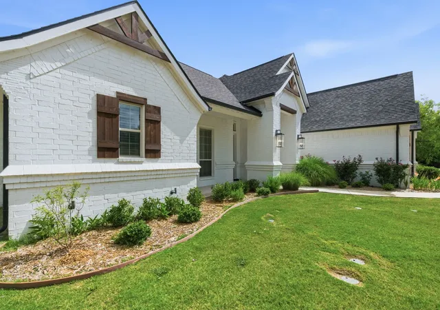 Photo 3 of Single family home for sale at 100 Cedar Mountain Dr, Weatherford, TX 76085 | MLS# 21293440 | Listing updated on 2026-07-19