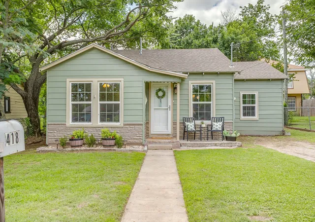 Photo 1 of Single family home for sale at 418 E Akard St, Weatherford, TX 76086 | MLS# 21268724 | Listing updated on 2026-09-18