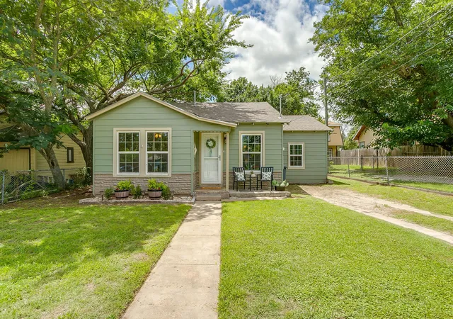 Photo 2 of Single family home for sale at 418 E Akard St, Weatherford, TX 76086 | MLS# 21268724 | Listing updated on 2026-09-18