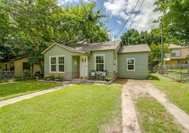 Photo 3 of Single family home for sale at 418 E Akard St, Weatherford, TX 76086 | MLS# 21268724 | Listing updated on 2026-09-18