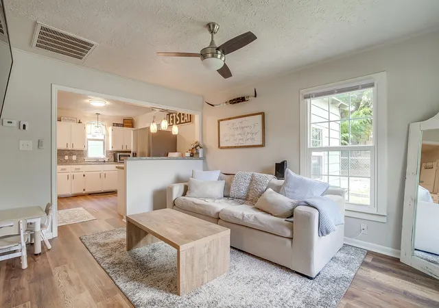 Photo 4 of Single family home for sale at 418 E Akard St, Weatherford, TX 76086 | MLS# 21268724 | Listing updated on 2026-09-18