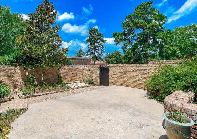 Photo 2 of Townhouse for sale at 3513 Fairfield Ave #2, Shreveport, LA 71104 | MLS# 21299016 | Listing updated on 2026-08-21