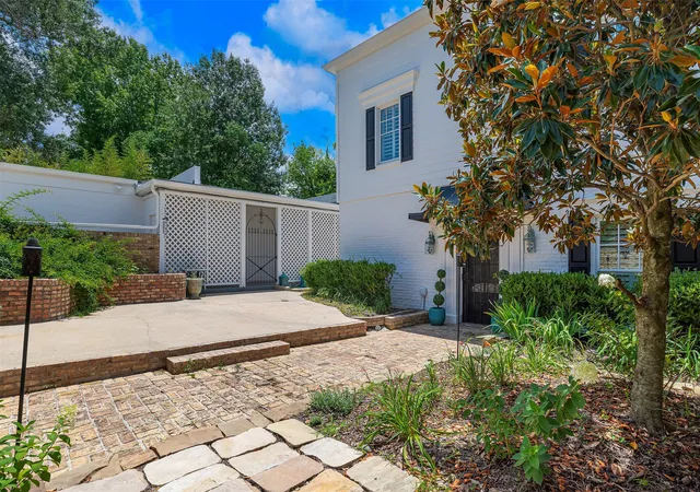 Photo 3 of Townhouse for sale at 3513 Fairfield Ave #2, Shreveport, LA 71104 | MLS# 21299016 | Listing updated on 2026-08-21